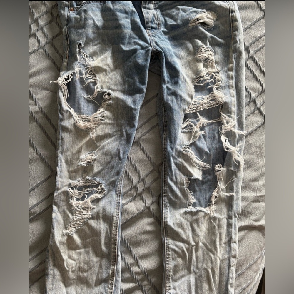 American Eagle Outfitters Tomgirl Boyfriend Jeans. Distressed. AEO 8 Short